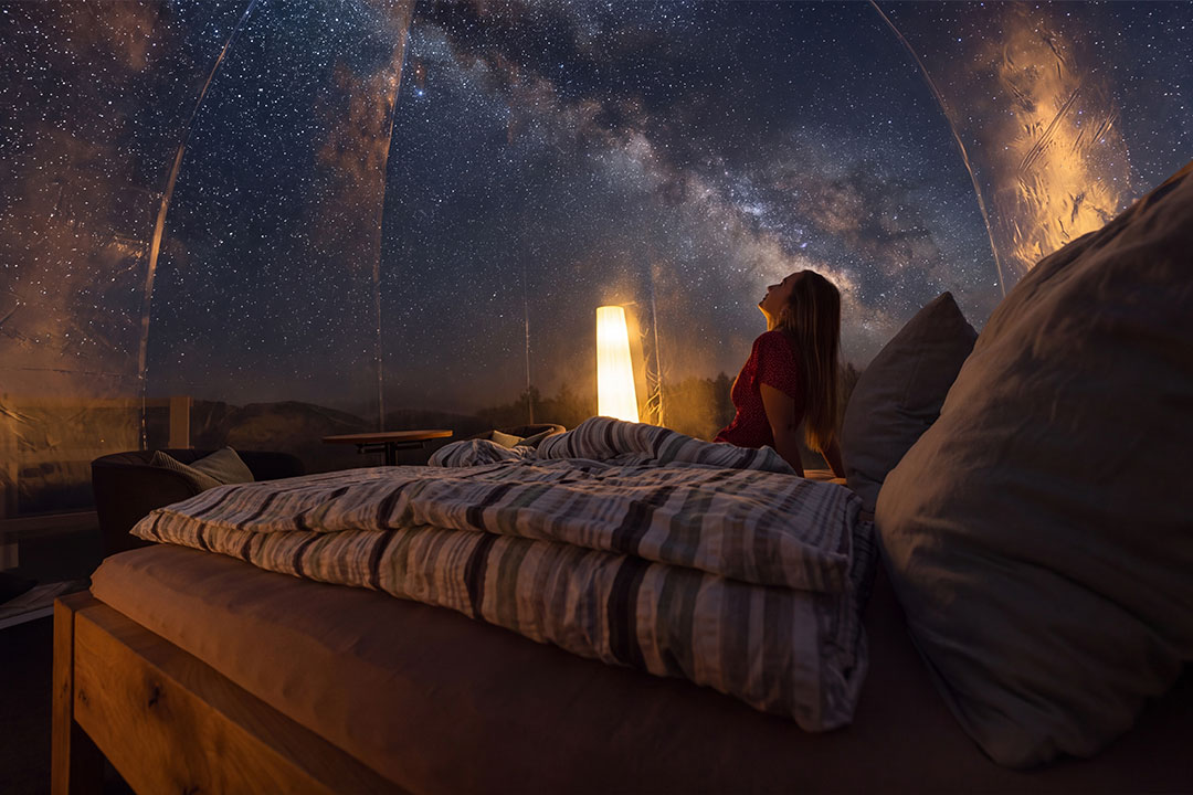 Trinatura Naturbett in der Bubble Suite in Fahrni oberhalb Thun unter freiem Sternenhimmel