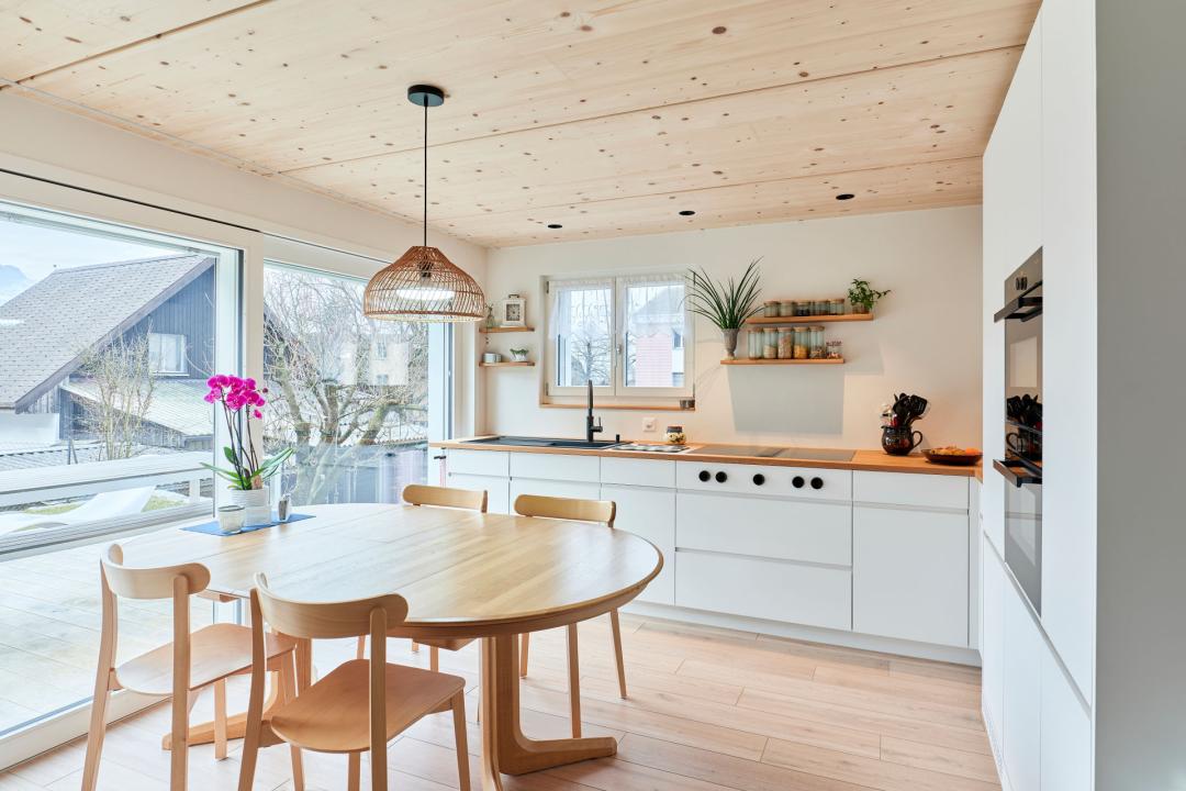 Wohnküche mit Holz-Weiss-Kombination in Heimberg
