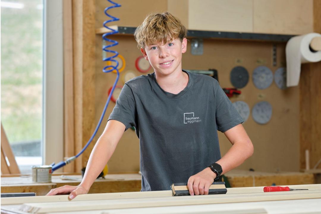 Joel startet seine Lehre als Schreiner EFZ