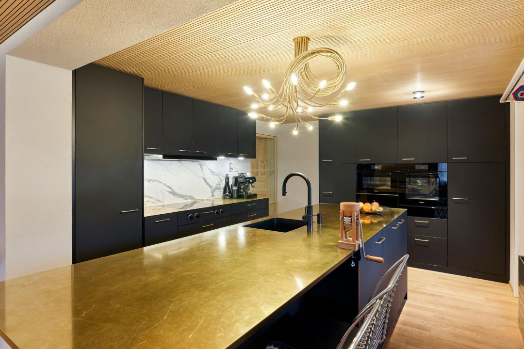 Mattschwarze Eleganz mit Messingakzent mit Messingakzent in Thierachern