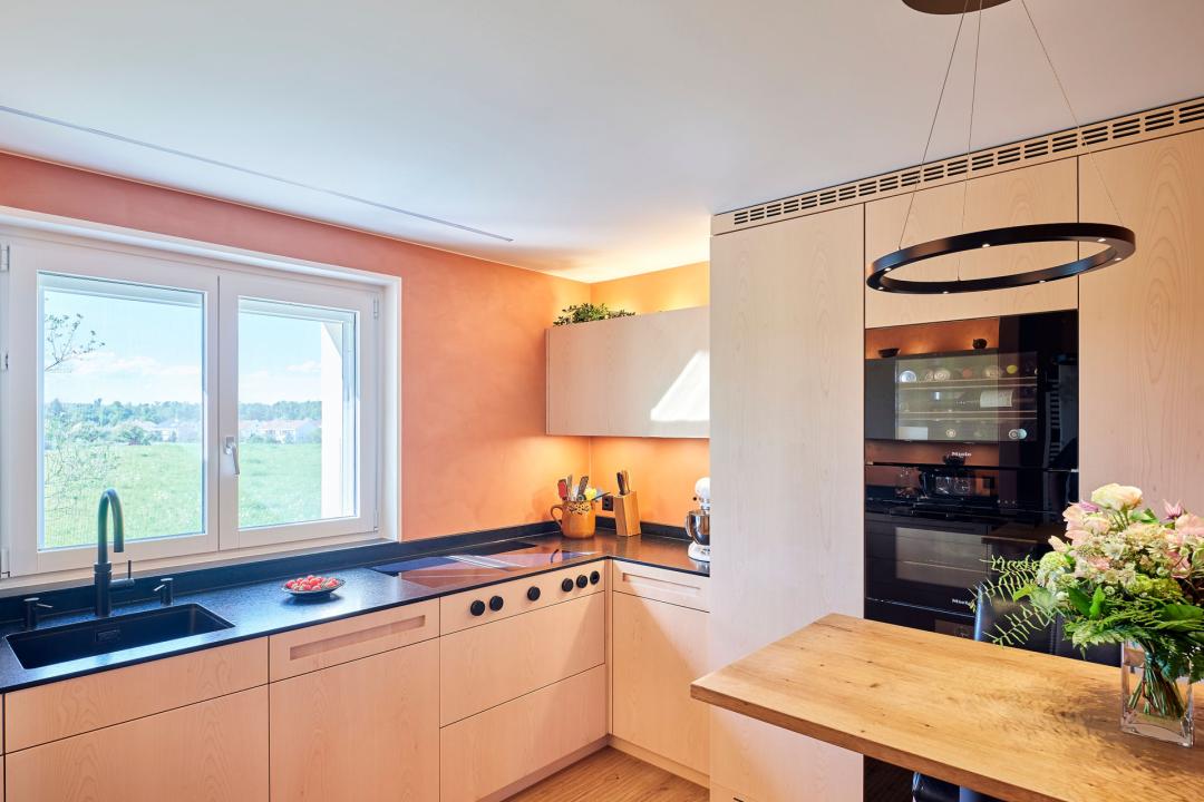 Helle Küche mit Holzfurnier in Wabern