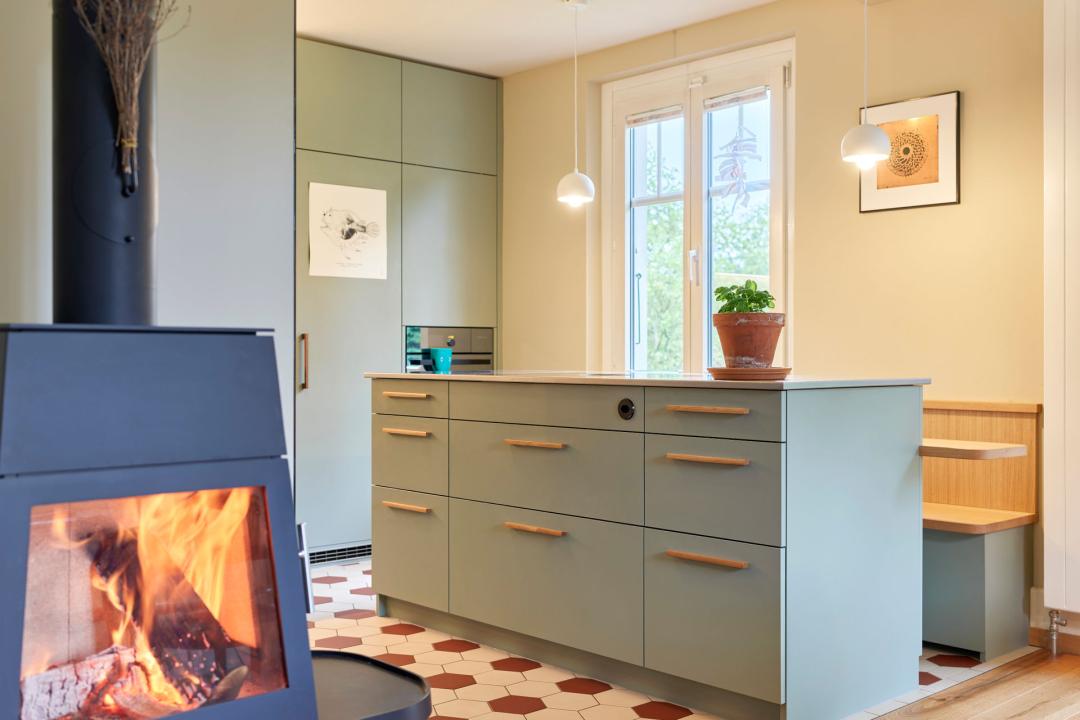 Moderne Küche mit nostalgischem Charme in Bern