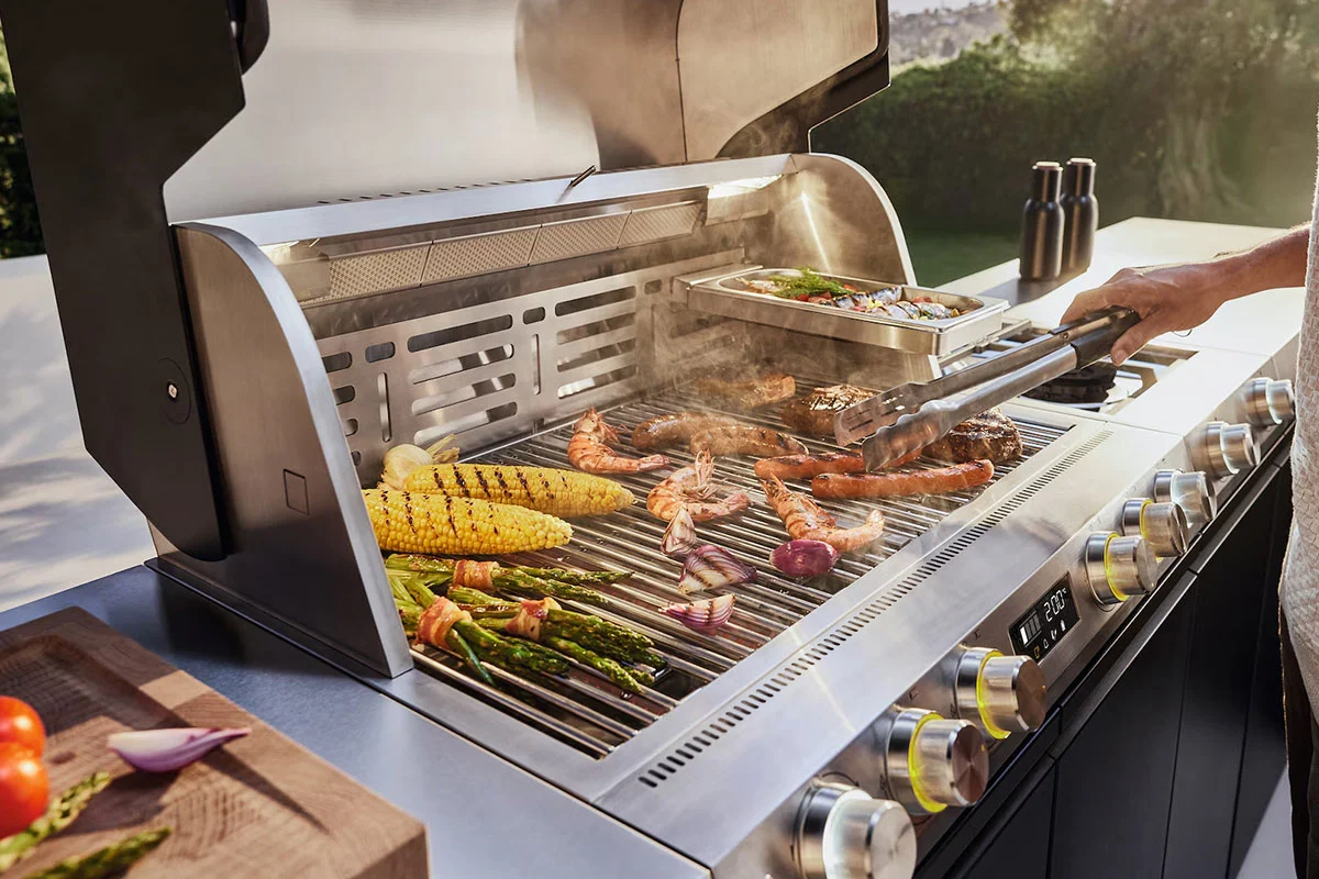 Modulare Miele Outdoor-Küche aus Edelstahl mit Stauraum und Grill