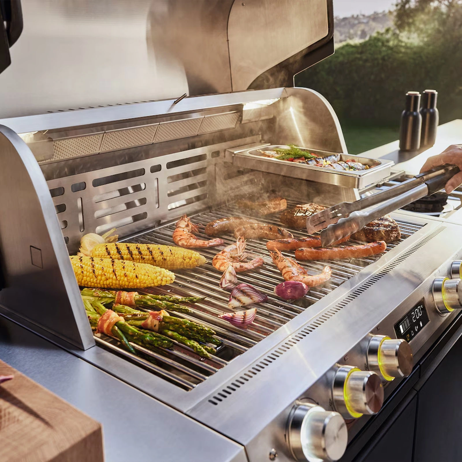 Modulare Miele Outdoor-Küche aus Edelstahl mit Stauraum und Grill