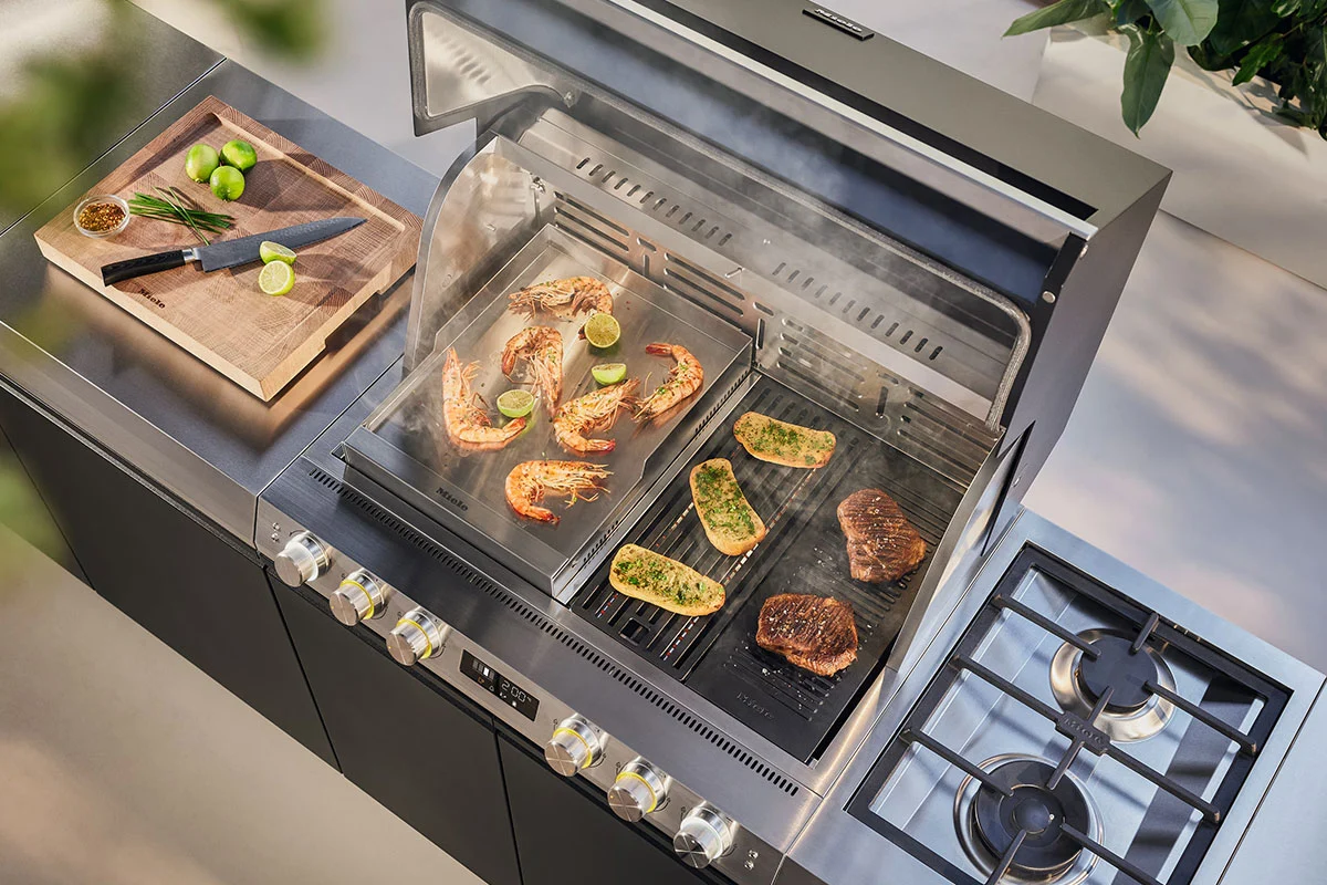 Miele Gasgrill Fire Pro in einer Outdoor-Küche auf einer Schweizer Terrasse