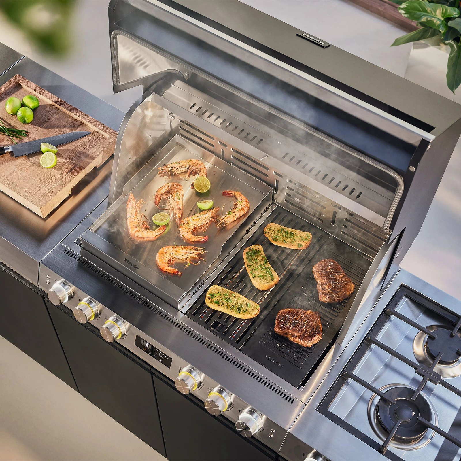 Miele Gasgrill Fire Pro in einer Outdoor-Küche auf einer Schweizer Terrasse